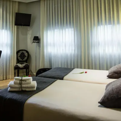 Hostal Paris Hotels near Valladolid University