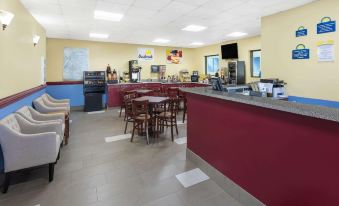 Days Inn & Suites by Wyndham Peachtree Corners/Norcross - Housity