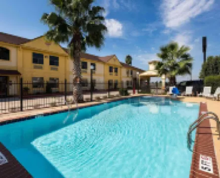 Days Inn by Wyndham Rosenberg