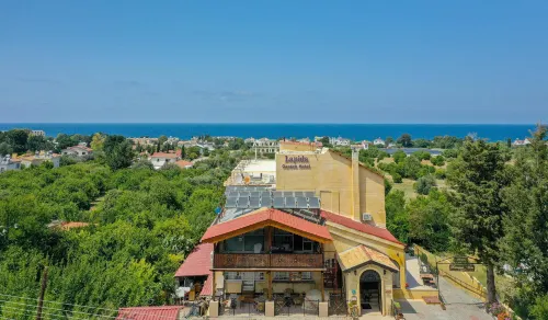 Lapida Garden Hôtels à : Karavás