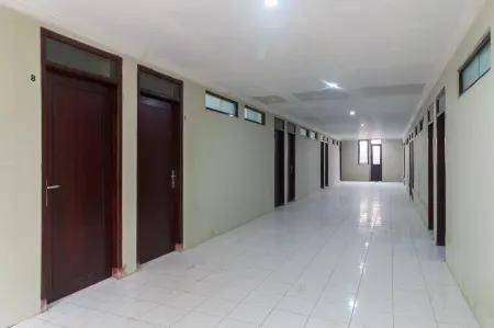 RedDoorz Near Cikampek Mall Karawang Отели в г. Kotabaru