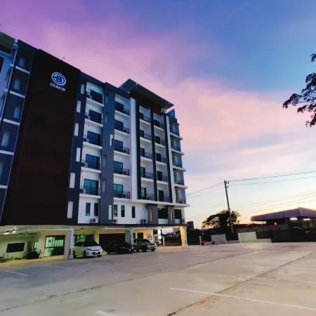 B Hotel Khon Kaen Отели рядом с достопримечательностью «Храм Тхунг Сетхи»