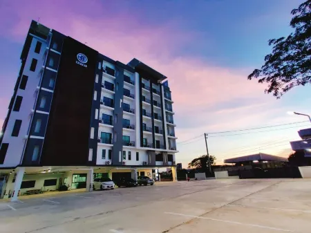 B Hotel Khon Kaen Отели рядом с достопримечательностью «Wat Thung Setthi»