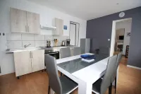 Santorini - Design Apartment in the Heart of Fere Hotels in Coucy-le-Chateau-Auffrique
