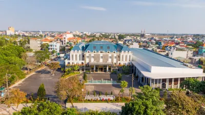 Khách sạn Viktor Legends Các khách sạn gần Thánh Đường Giáo Xứ Trà Cổ