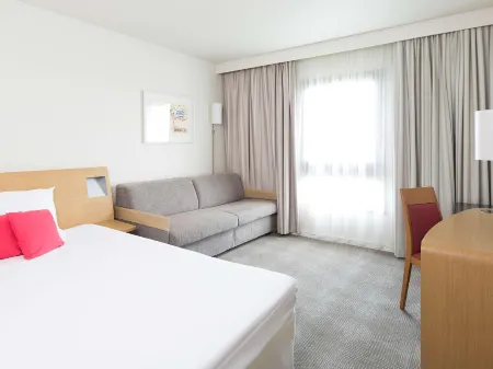 Novotel Amboise Отели рядом с достопримечательностью «Парк Мини-Шато»