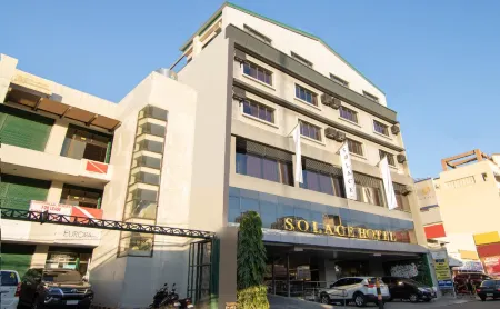 Solace Hotel Отели рядом с достопримечательностью «Нешнел Шрайн оф Сакред Харт»