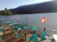 Weekend Hotel les Pieds Dans l'Eau فنادق في Viviers-Du-Lac