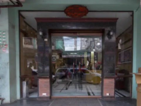 レッドドアーズ @ ダウンタウン タクロバン タクロバンのホテル