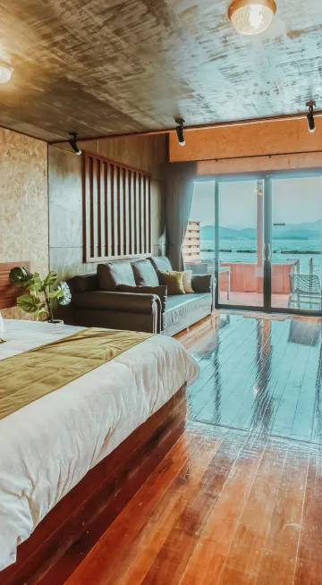 ห้องดีลักซ์ พร้อมทางลงสระว่ายน้ำ