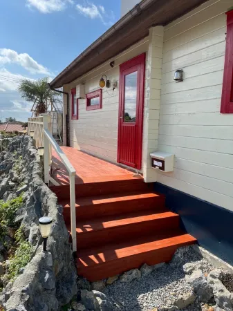 Its a Cute Log House on the Remote Island Sesoko Отели рядом с достопримечательностью «Mt. Yaedake»