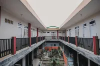 RedDoorz Syariah Near Kebun Raya Liwa Hotels in Padang Cahya