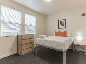 Modern Apartment with Upgraded Amenities Near Csu