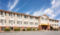 Super 8 by Wyndham Fayetteville - parking