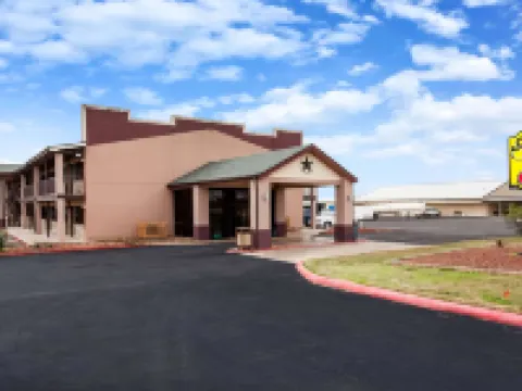 Super 8 by Wyndham Giddings Hotels in Giddings