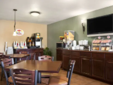 ซุปเปอร์ 8 บายวินด์แฮม แฟร์วิวไฮท์ส-เซนต์หลุยส์ โรงแรมในSt. Clair County