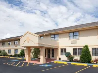Super 8 by Wyndham Sulphur Hotels in Murray County