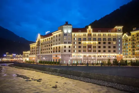 Radisson Rosa Khutor (Рэдиссон Роза Хутор) Отели рядом с достопримечательностью «Смотровая поляна 960»