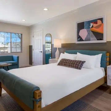 Signature Inn Oakland Hotels near Oakland Museum of California