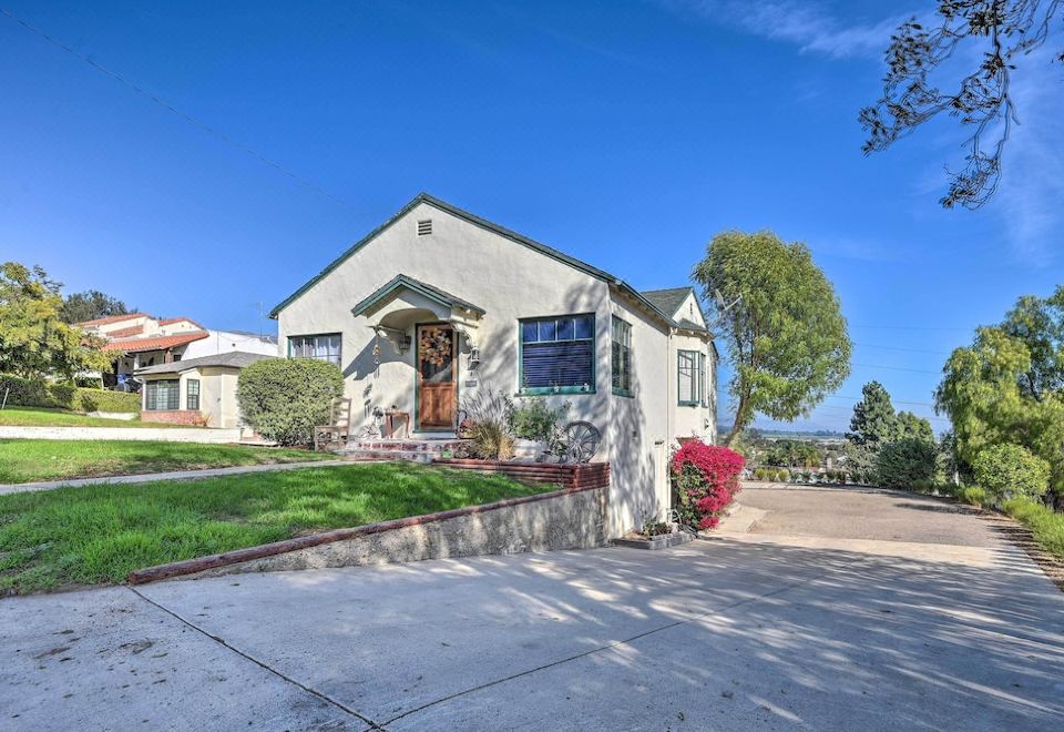 Sun-Dappled Santa Paula Abode, 16 Mi to Beach - Housity