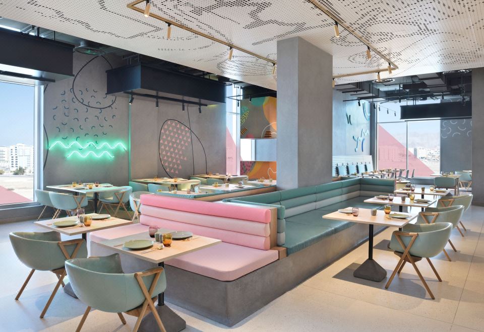 알로프트 무스카트의 세련된 객실 디자인