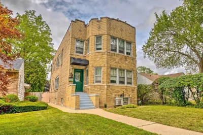 Family Apartment w/ Deck + Yard Near Northwestern Hotels near T-Mobile