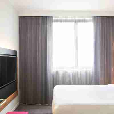 Moxy Edinburgh Airport Rooms