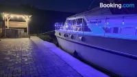 The Rose - 37ft Lakeside Yacht with Hot Tub