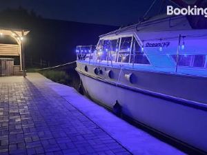 The Rose - 37ft Lakeside Yacht with Hot Tub