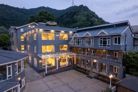 Hotel Grand Boulevard Отели в г. Шринагар