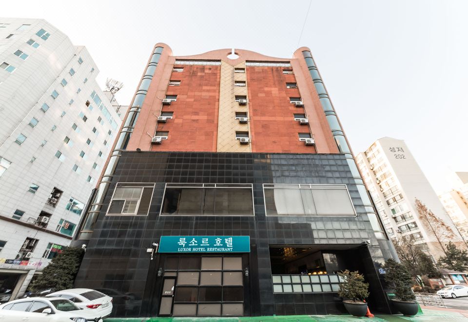 1. 룩소르 호텔..