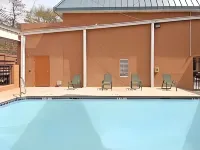 Super 8 by Wyndham Forest Park