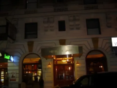 Hotel St. James Hoteles cerca de Channel Gardens