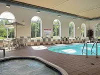 Days Inn & Suites by Wyndham Thunder Bay - Hot Tub