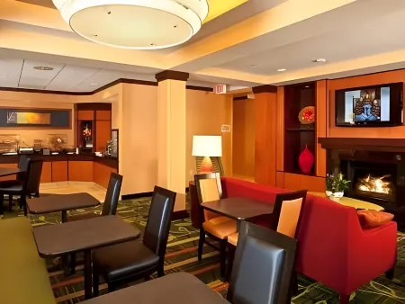 Fairfield Inn & Suites Portsmouth Exeter Отели рядом с достопримечательностью «Филлипс Эксетер Академи»