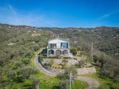 Sorvegallo Hotel in zona Punta Baffe - Punta Moneglia - Val Petronio
