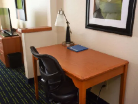 AmericInn by Wyndham Topeka トピーカのホテル