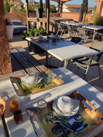 Hôtel le Gambetta Отели в г. Бессан