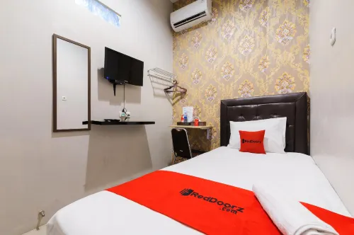 RedDoorz Near Waterpark Citra Garden Medan Hotel a Padang Bulan Selayang II