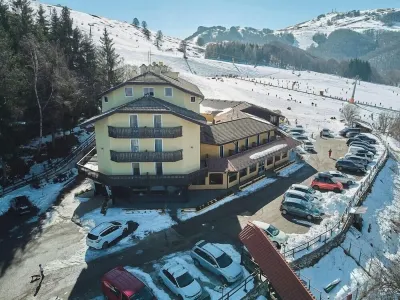 Hotel Dolomiti - Azzurro Club فنادق في Brentonico