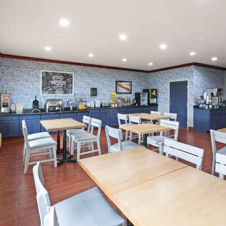 AmericInn by Wyndham Grinnell Отели в г. Пауэшик