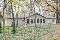 1 Mi to Dtwn Newburgh: Quiet Home w/ Yard! Hotels in Ohio Township