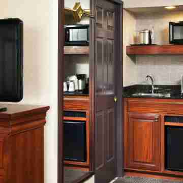 Sheraton Fairplex Suites & Conference Center Rooms