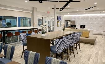 Days Inn & Suites by Wyndham Beaumont West / I-10 & Walden