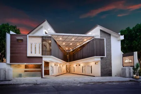 House of Asiyah Syariah Отели рядом с достопримечательностью «Museum Radya Pustaka»