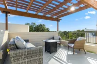 3 Story Townhouse in walking distance to Arlington's Entertainment District