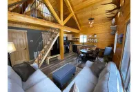 Beautiful Comfy Alaskan Log Home 1 Hotels near Brett Memorial Ice Arena