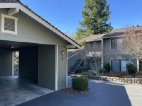 Cozy 3 Beds/2 Bath Condo - Silverado