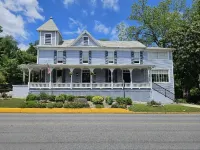 Spacious family friendly home that is pet friendly that is near Douglas Lake.