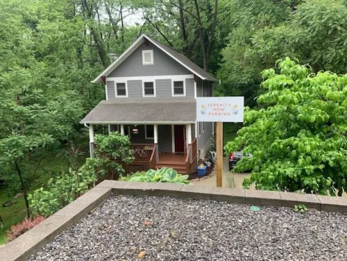 Lovely, serene studio apartment close to downtown and Biltmore Village.